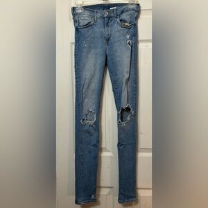 28/32 Ripped Skinny Jeans